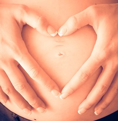 Femme enceinte qui pose les mains sur son ventre
